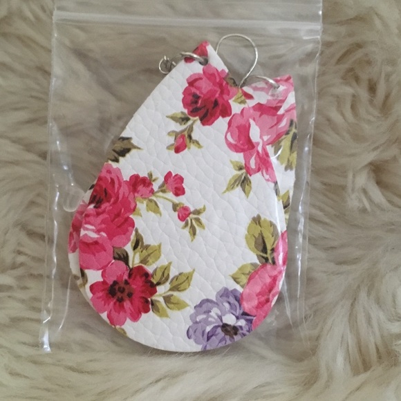 Jewelry - floral teardrop pleather boho earrings